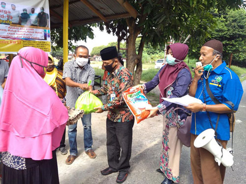 RW 03 Suka Mulia Kecamatan Sail Serahkan 60 Paket Sembako ke Warga Terdampak Covid-19